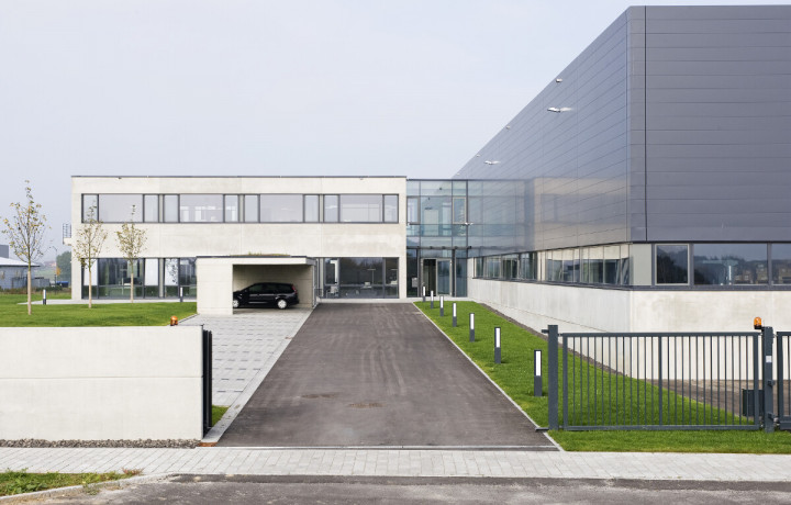 Produktionshalle mit Bürogebäude